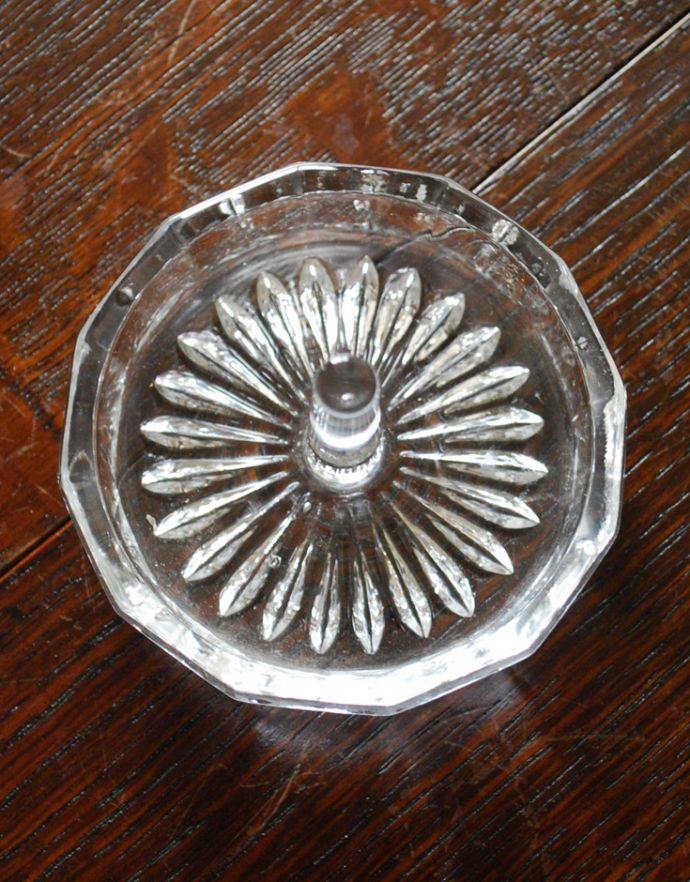 アンティーク雑貨　クリアガラスのリングスタンド、アンティークプレスドグラス。アンティークのため、多少の欠け・傷がある場合がありますが、使用上問題はありませんので、ご了承下さい。(pg-3208)