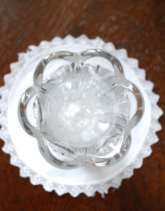 フラワーベース　アンティーク雑貨　お花の美しさを際立てる、縁どりが可愛いフラワーベース（花器）プレスドグラス。上から見るとこんな感じです。(pg-3210)