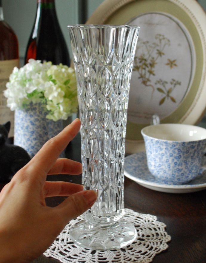 フラワーベース　アンティーク雑貨　お花の美しさを際立てる細身のガラスフラワーベース（花器）、アンティークプレスドグラス。美しいカッティングは飾るだけで絵になります。(pg-3223)