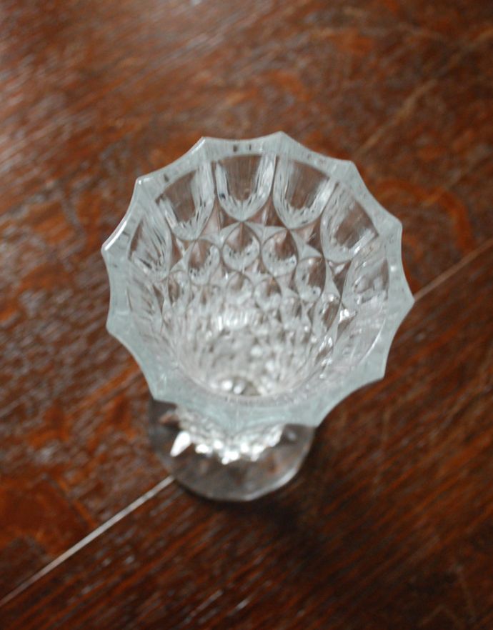 フラワーベース　アンティーク雑貨　お花の美しさを際立てる細身のガラスフラワーベース（花器）、アンティークプレスドグラス。上から見るとこんな感じです。(pg-3223)