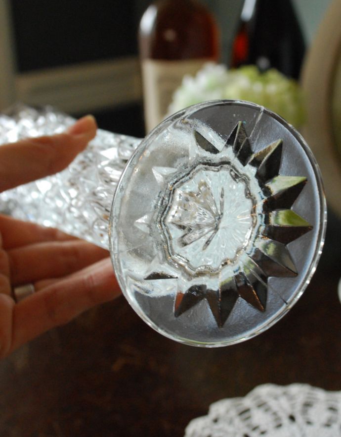 フラワーベース　アンティーク雑貨　お花の美しさを際立てる細身のガラスフラワーベース（花器）、アンティークプレスドグラス。底にも美しいカッティングがあります。(pg-3223)