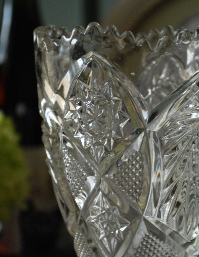 フラワーベース アンティーク雑貨 レースの様な縁どりが美しい脚付きフラワーベース、(花器)プレスドグラス。アンティークのため、多少の欠け・傷がある場合がありますが、使用上問題はありませんので、ご了承下さい。(pg-3224)