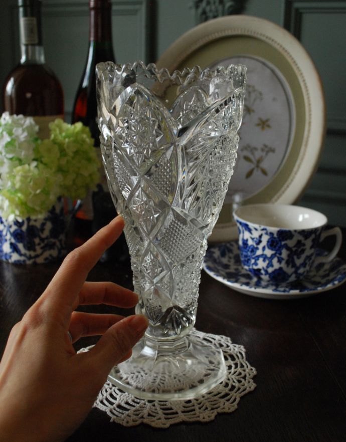 フラワーベース アンティーク雑貨 レースの様な縁どりが美しい脚付きフラワーベース、(花器)プレスドグラス。飾るだけで絵になる美しさ。(pg-3224)