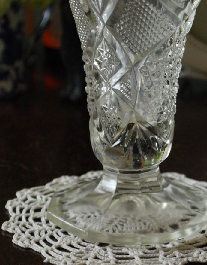フラワーベース アンティーク雑貨 レースの様な縁どりが美しい脚付きフラワーベース、(花器)プレスドグラス。底のカッティングも素敵です。(pg-3224)