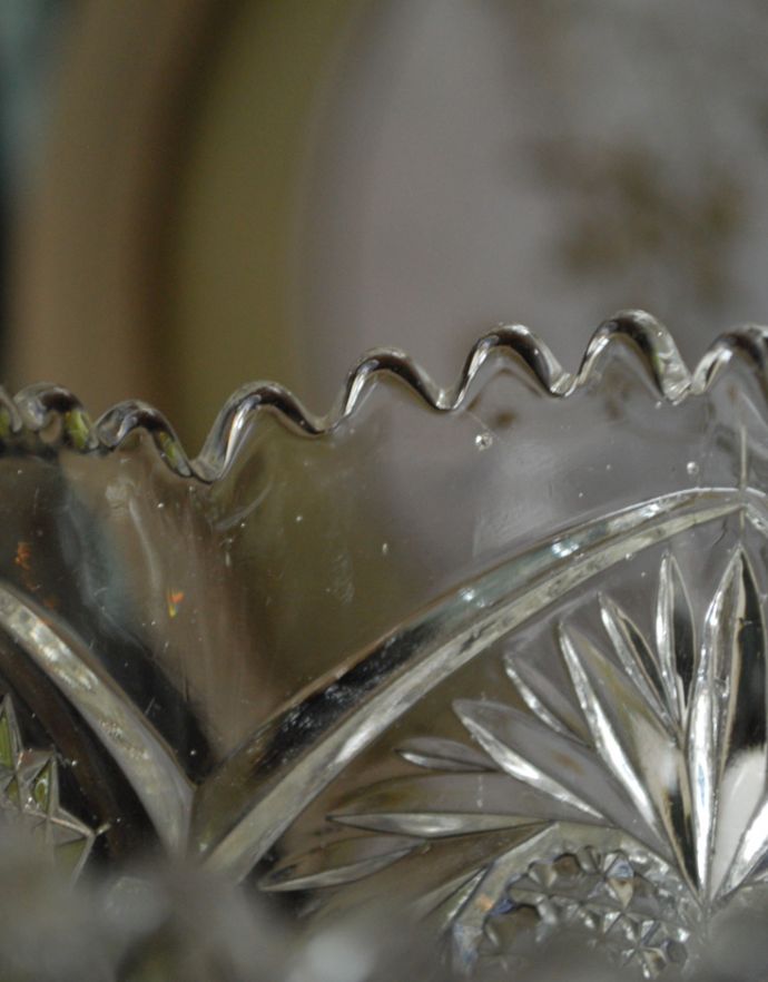 フラワーベース アンティーク雑貨 レースの様な縁どりが美しい脚付きフラワーベース、(花器)プレスドグラス。細かいレースのような縁どりが華やかです。(pg-3224)