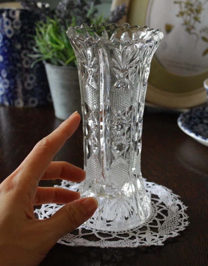 フラワーベース アンティーク雑貨 縁どりがレースカットで華やかなアンティークフラワーベース(花器)。飾るだけで絵になる美しさ。(pg-3225)