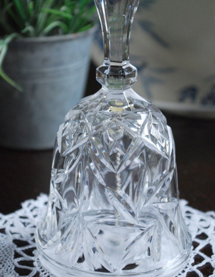 アンティーク 雑貨のガラス小物　アンティーク雑貨　輝きが美しいガラスのディナーベル　アンティークプレスドグラス。アンティークのため、多少の欠け・傷がある場合がありますが、使用上問題はありませんので、ご了承下さい。(pg-3232)