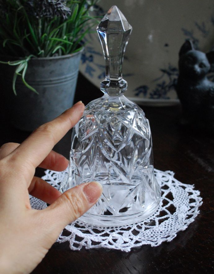 アンティーク 雑貨のガラス小物　アンティーク雑貨　輝きが美しいガラスのディナーベル　アンティークプレスドグラス。お部屋のどこに置いても素敵なインテリアになります。(pg-3232)