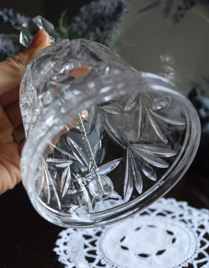 アンティーク 雑貨のガラス小物　アンティーク雑貨　輝きが美しいガラスのディナーベル　アンティークプレスドグラス。澄んだ音色が楽しめます。(pg-3232)