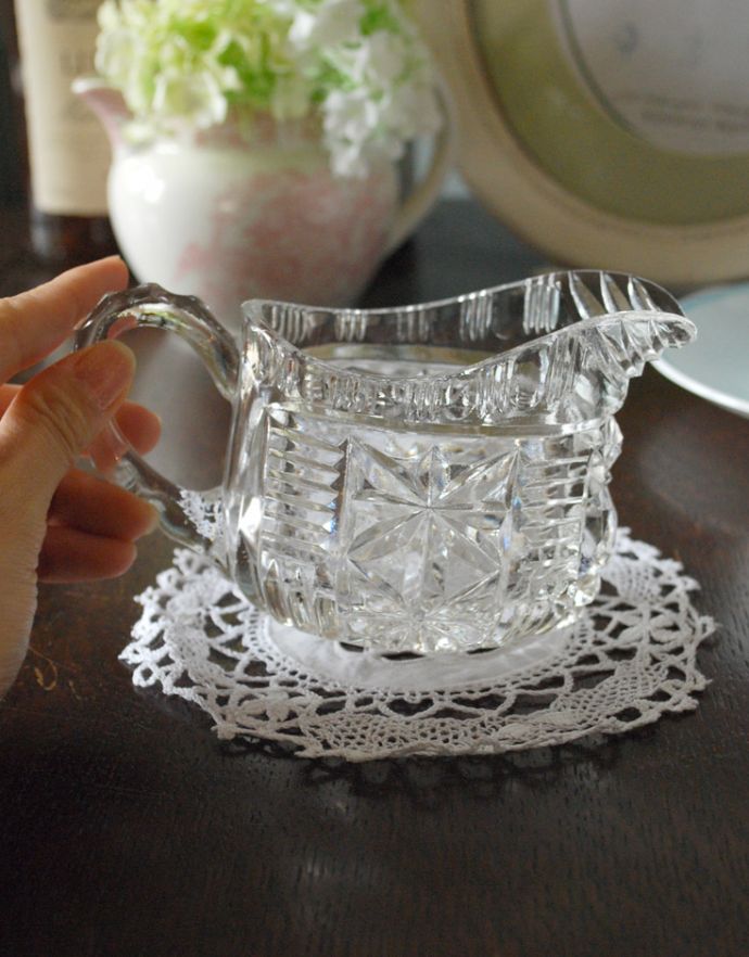 フラワーベース アンティーク雑貨 花器にも使える可愛いアンティークのソースジャグ(プレスドグラス)。フラワーベースにしても素敵です。(pg-3236)