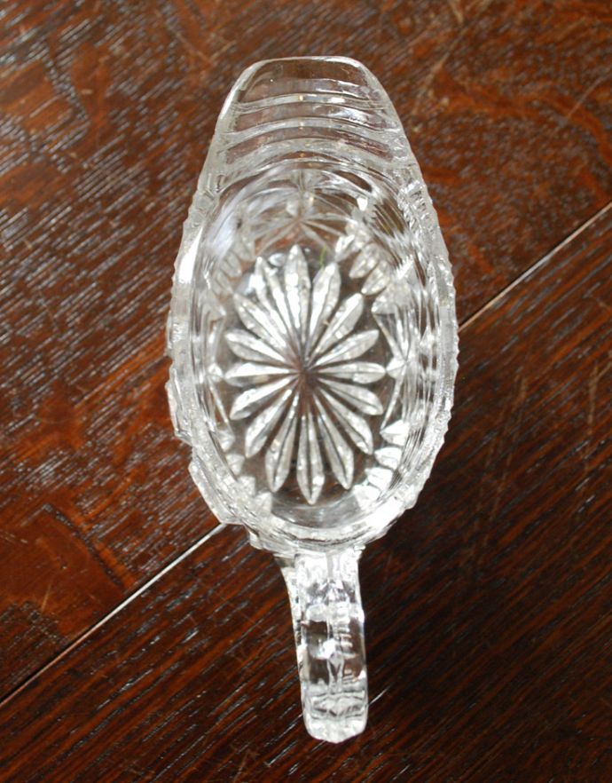 フラワーベース アンティーク雑貨 花器にも使える可愛いアンティークのソースジャグ(プレスドグラス)。上から見るとこんな感じです。(pg-3236)