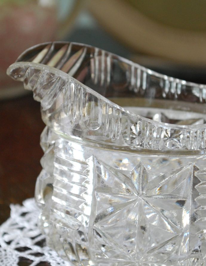 フラワーベース アンティーク雑貨 花器にも使える可愛いアンティークのソースジャグ(プレスドグラス)。アンティークのため、多少の欠け・傷がある場合がありますが、使用上問題はありませんので、ご了承下さい。(pg-3236)