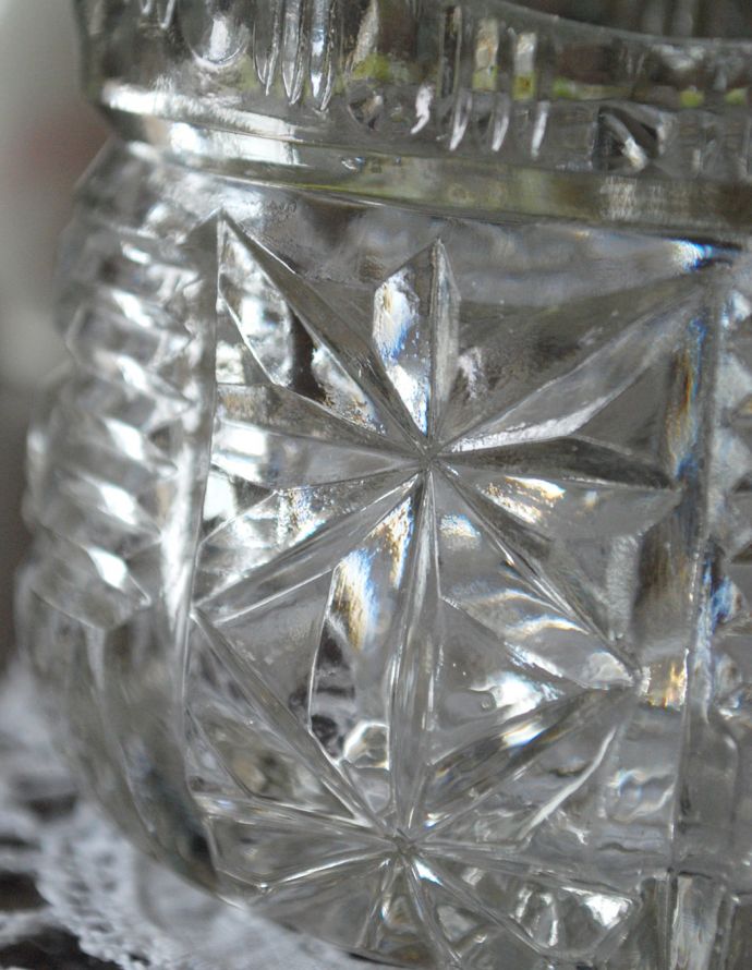 フラワーベース アンティーク雑貨 花器にも使える可愛いアンティークのソースジャグ(プレスドグラス)。美しいカッティングです。(pg-3236)