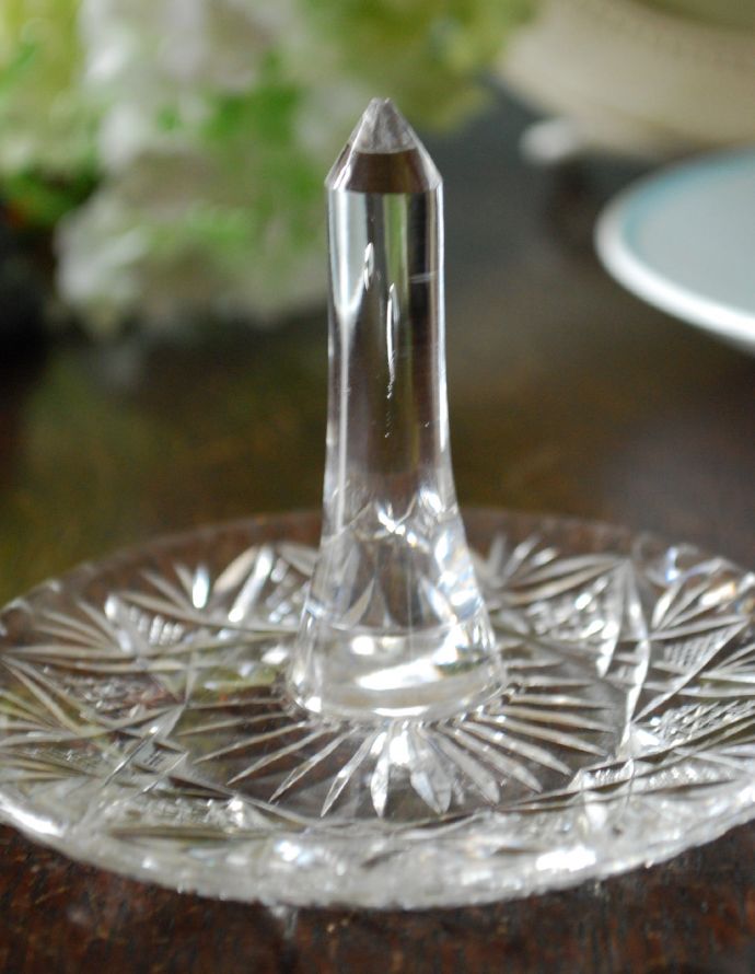 プレート、ケーキスタンド　アンティーク雑貨　プレスドグラスのキラキラきれいなリングスタンド、アンティークガラス雑貨。カッティングが光に当たるごとにキラキラと美しく輝きます。(pg-3238)