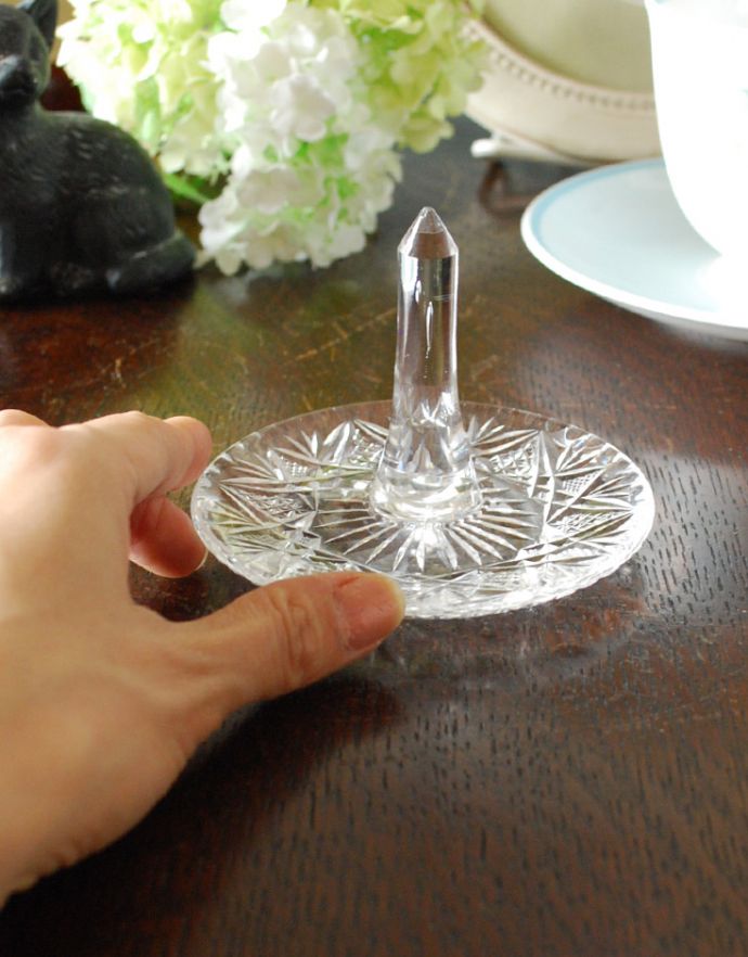 プレート、ケーキスタンド　アンティーク雑貨　プレスドグラスのキラキラきれいなリングスタンド、アンティークガラス雑貨。ガラスでできたリングスタンド。(pg-3238)