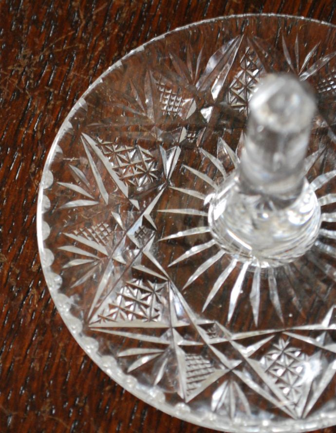 プレート、ケーキスタンド　アンティーク雑貨　プレスドグラスのキラキラきれいなリングスタンド、アンティークガラス雑貨。トレイはピアスなどのアクセサリー置きにピッタリ。(pg-3238)