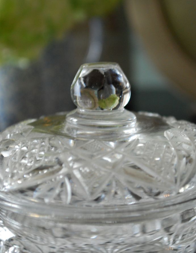 ふた付きケース、スパイスケース　アンティーク雑貨　蓋とお揃いのカッティングが美しいアンティークガラスケース（プレスドグラス）。アンティークのため、多少の欠け・傷がある場合がありますが、使用上問題はありませんので、ご了承下さい。(pg-3242)