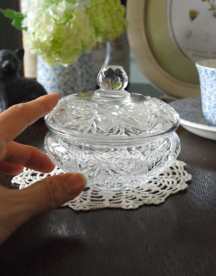 ふた付きケース、スパイスケース　アンティーク雑貨　蓋とお揃いのカッティングが美しいアンティークガラスケース（プレスドグラス）。どこに置いても華やかなガラスのケースです。(pg-3242)