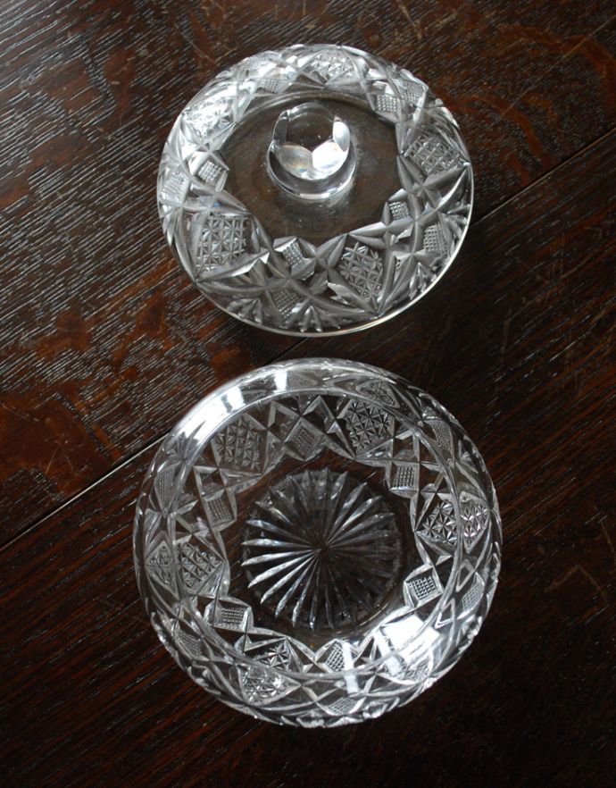 ふた付きケース、スパイスケース　アンティーク雑貨　蓋とお揃いのカッティングが美しいアンティークガラスケース（プレスドグラス）。上からのぞいても、キレイなデザインです。(pg-3242)