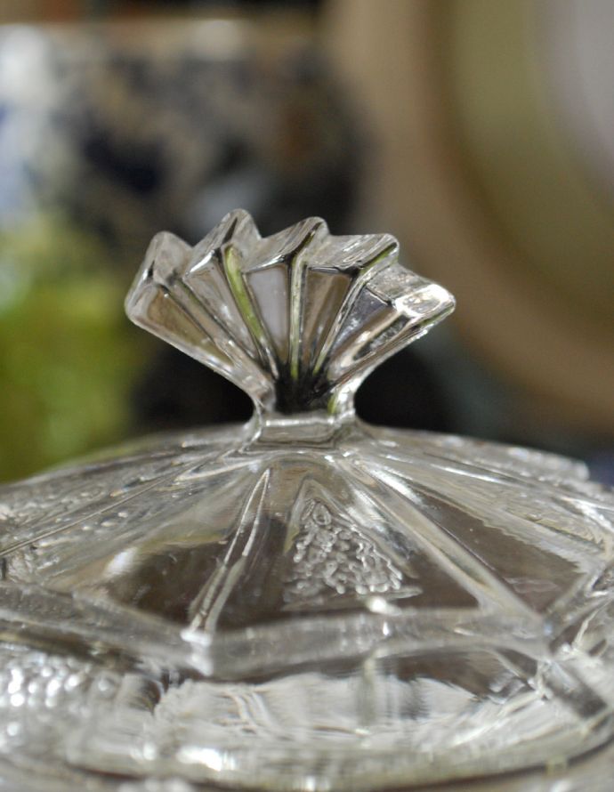 ふた付きケース、スパイスケース　アンティーク雑貨　持ち手のデザインがお洒落なフタ付きアンティークガラスケース（プレスドグラス）。アンティークのため、多少の欠け・傷がある場合がありますが、使用上問題はありませんので、ご了承下さい。(pg-3244)