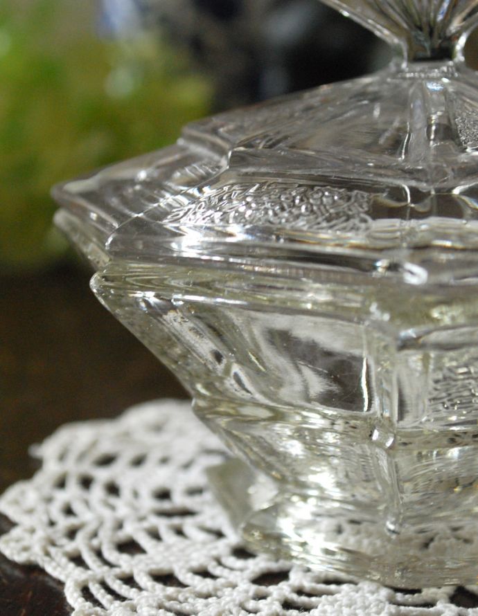 ふた付きケース、スパイスケース　アンティーク雑貨　持ち手のデザインがお洒落なフタ付きアンティークガラスケース（プレスドグラス）。光が当たるとキラキラ輝きます。(pg-3244)