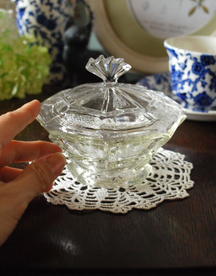 ふた付きケース、スパイスケース　アンティーク雑貨　持ち手のデザインがお洒落なフタ付きアンティークガラスケース（プレスドグラス）。どこに置いても華やかなガラスのケースです。(pg-3244)