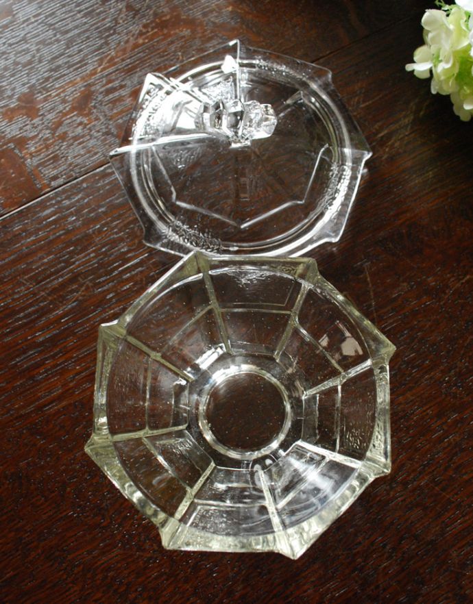 ふた付きケース、スパイスケース　アンティーク雑貨　持ち手のデザインがお洒落なフタ付きアンティークガラスケース（プレスドグラス）。上から見るとこんな感じです。(pg-3244)