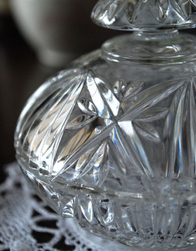 ふた付きケース、スパイスケース アンティーク雑貨 丸いシルエットが可愛いガラスケース、キレイなアンティーク雑貨(プレスドグラス)。アンティークのため、多少の欠け・傷がある場合がありますが、使用上問題はありませんので、ご了承下さい。(pg-3247)