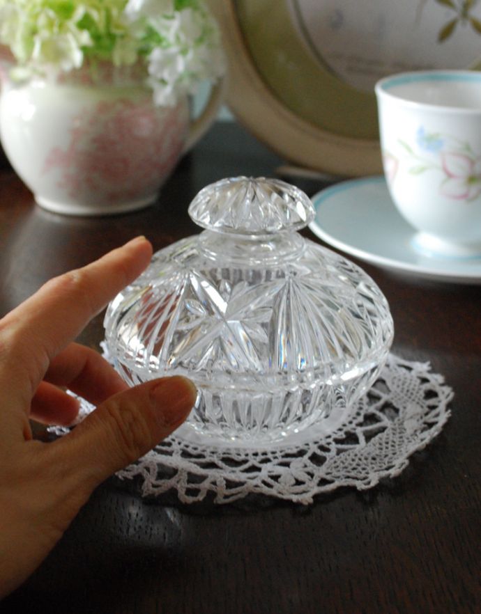 ふた付きケース、スパイスケース アンティーク雑貨 丸いシルエットが可愛いガラスケース、キレイなアンティーク雑貨(プレスドグラス)。どこに置いても華やかなガラスのケースです。(pg-3247)