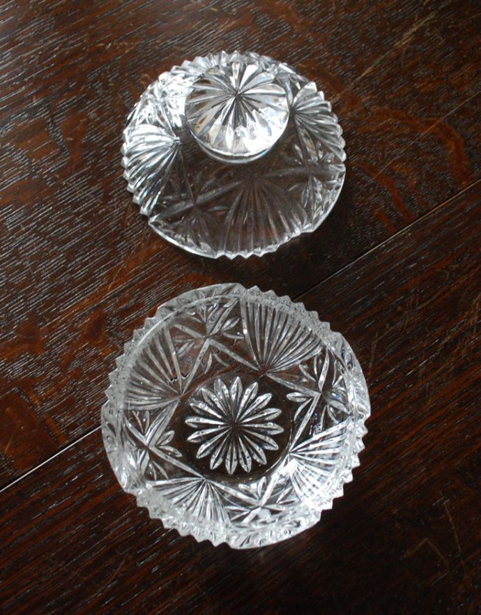 ふた付きケース、スパイスケース アンティーク雑貨 丸いシルエットが可愛いガラスケース、キレイなアンティーク雑貨(プレスドグラス)。上から見るとこんな感じです。(pg-3247)