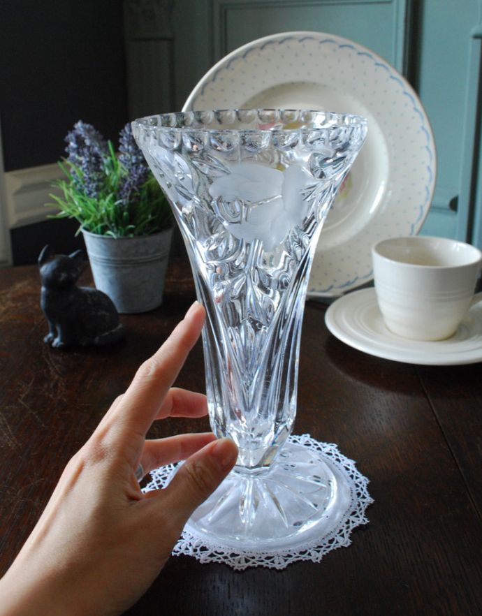 フラワーベース　アンティーク雑貨　お花の模様が美しいアンティークのフラワーベース（花瓶）プレスドグラス。飾るだけで絵になる美しさ。(pg-3256)