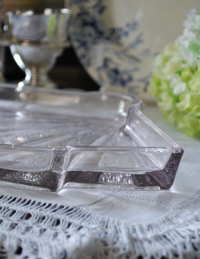 プレート、ケーキスタンド アンティーク雑貨 淡い色が付いたガラストレイ(トレー)、華やかなアンティークプレスドグラス。アンティークのため、多少の欠け・傷がある場合がありますが、使用上問題はありませんので、ご了承下さい。(pg-3265)