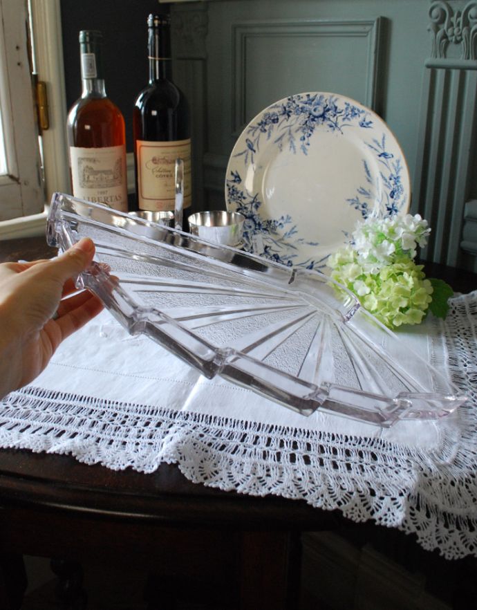 プレート、ケーキスタンド アンティーク雑貨 淡い色が付いたガラストレイ(トレー)、華やかなアンティークプレスドグラス。横から見ても素敵。(pg-3265)