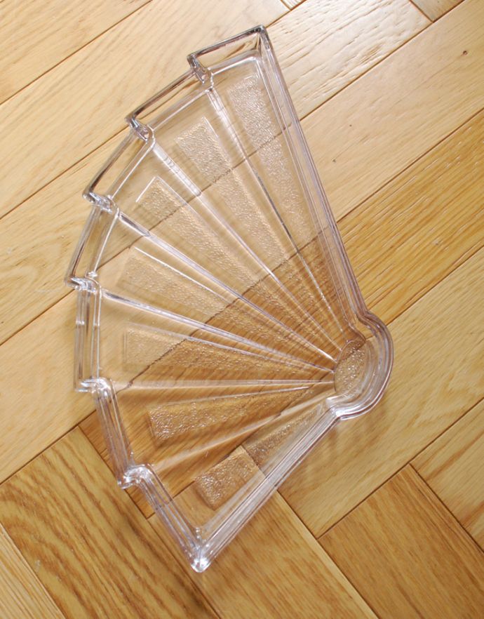 プレート、ケーキスタンド アンティーク雑貨 淡い色が付いたガラストレイ(トレー)、華やかなアンティークプレスドグラス。上から見るとこんな感じです。(pg-3265)