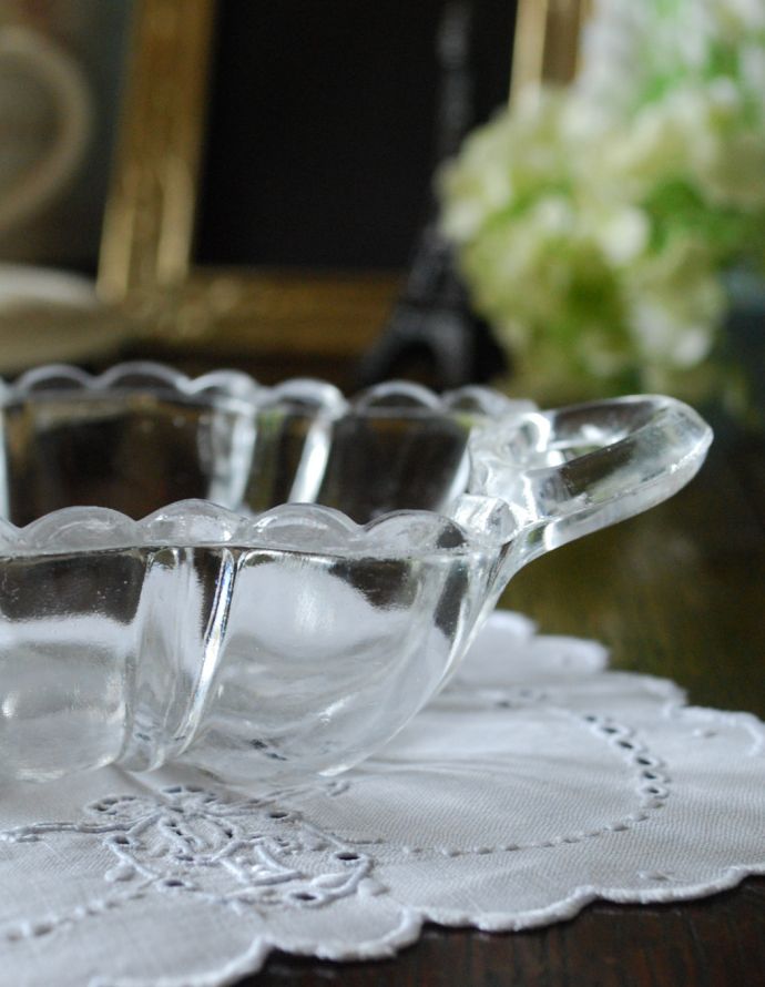 デザートグラス、ボウル(器)　アンティーク雑貨　両サイドに持ち手の付いた可愛いガラストレー、アンティークプレスドグラス 。アンティークのため、多少の欠け・傷がある場合がありますが、使用上問題はありませんので、ご了承下さい。(pg-3274)