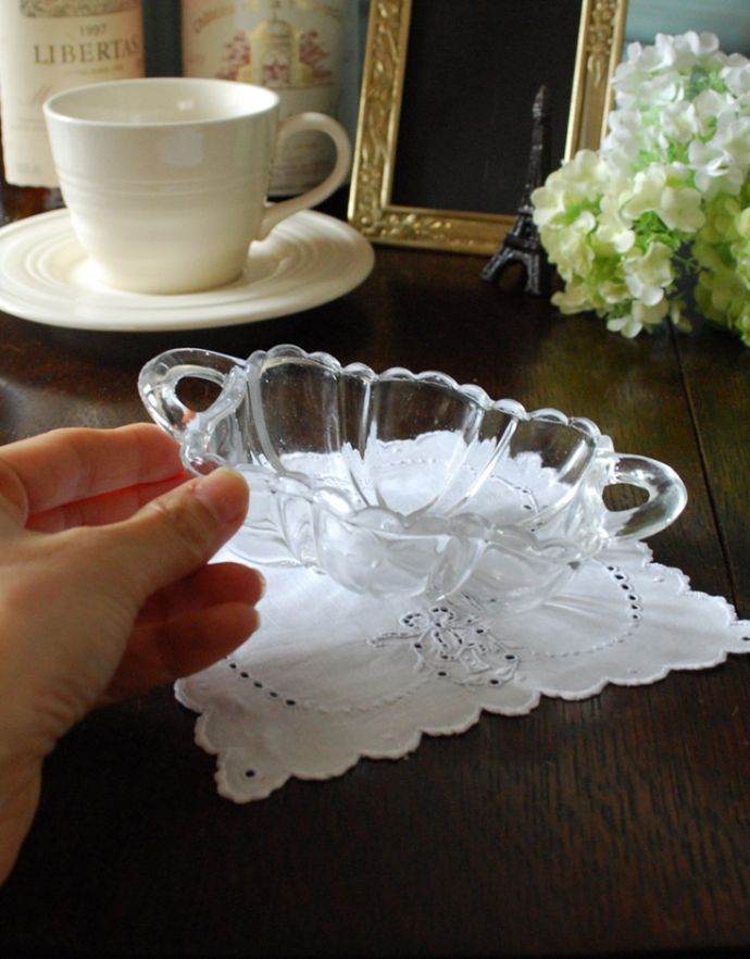デザートグラス、ボウル(器)　アンティーク雑貨　両サイドに持ち手の付いた可愛いガラストレー、アンティークプレスドグラス 。コットンや綿棒を入れてパウダールームで使用するのにもピッタリです。(pg-3274)