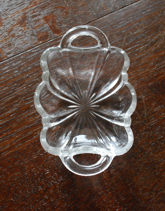 デザートグラス、ボウル(器)　アンティーク雑貨　両サイドに持ち手の付いた可愛いガラストレー、アンティークプレスドグラス 。持ち手のデザインも、底のチェックのカッティングもキュートです。(pg-3274)