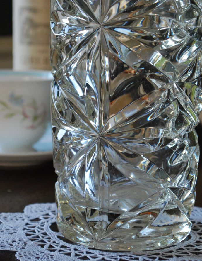 フラワーベース　アンティーク雑貨　お花のつぼみのような優しいフォルム、アンティークフラワーベース（花器）プレスドグラス 。アンティークのため、多少の欠け・傷がある場合がありますが、使用上問題はありませんので、ご了承下さい。(pg-3289)