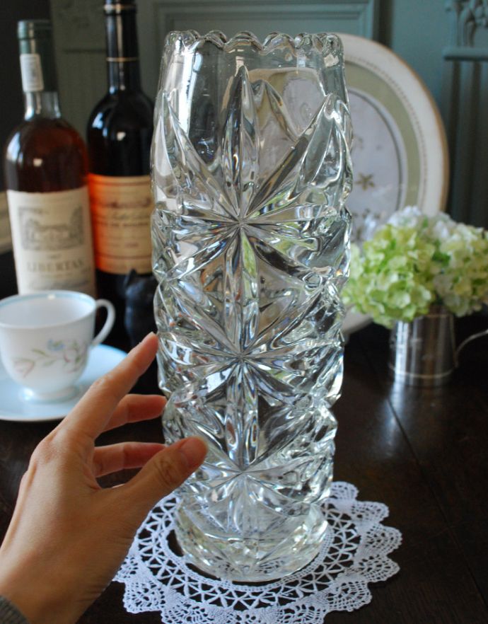 フラワーベース　アンティーク雑貨　お花のつぼみのような優しいフォルム、アンティークフラワーベース（花器）プレスドグラス 。飾るだけで絵になる美しさ。(pg-3289)