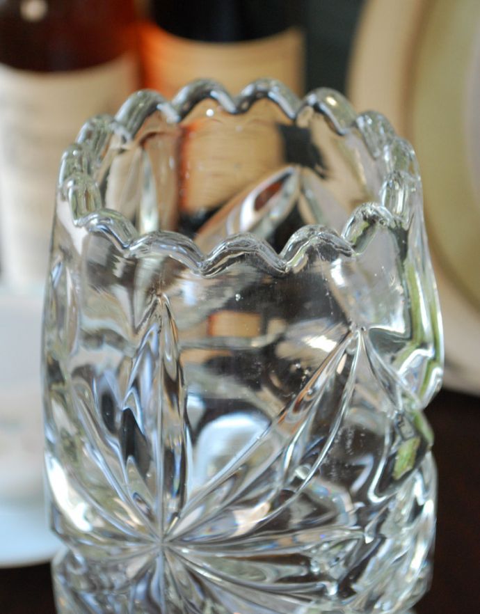 フラワーベース　アンティーク雑貨　お花のつぼみのような優しいフォルム、アンティークフラワーベース（花器）プレスドグラス 。お花のカッティングが素敵です。(pg-3289)