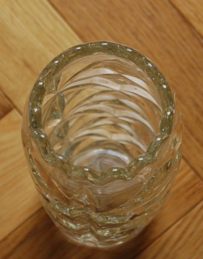 フラワーベース　アンティーク雑貨　お花のつぼみのような優しいフォルム、アンティークフラワーベース（花器）プレスドグラス 。上から見るとこんな感じです。(pg-3289)