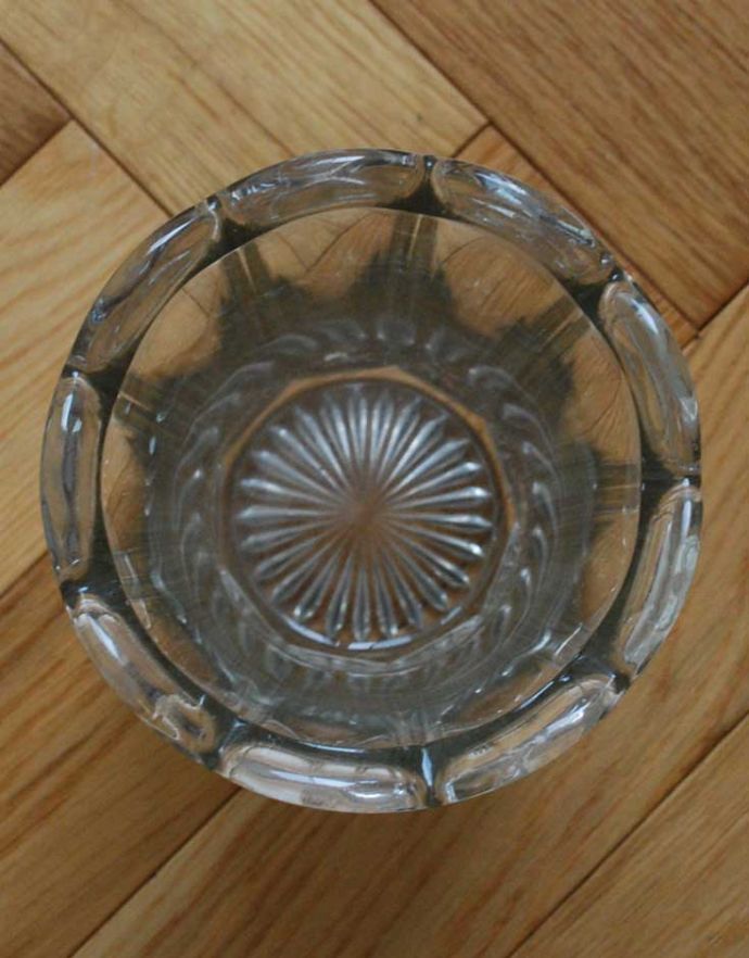フラワーベース　アンティーク雑貨　アンティークガラスの花器、縁どりが可愛いプレスドグラス。上から見てもキレイなデザインです。(pg-3291)