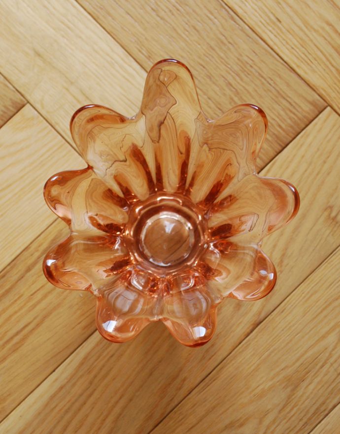 フラワーベース　アンティーク雑貨　大輪の花を咲かせたフラワーベース（花器）、アンティークプレスドグラス　。上から見るとこんな感じです。(pg-3295)