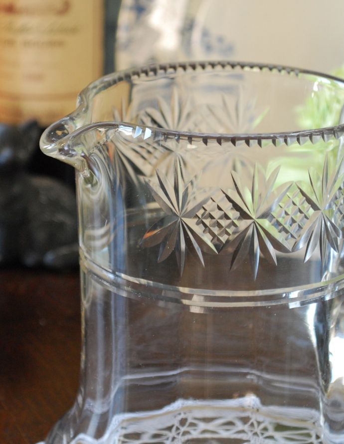 フラワーベース　アンティーク雑貨　和のインテリアにも合うクリアガラスのピッチャー、アンティークプレスドグラス。アンティークのため、多少の欠け・傷がある場合がありますが、使用上問題はありませんので、ご了承下さい。(pg-3296)