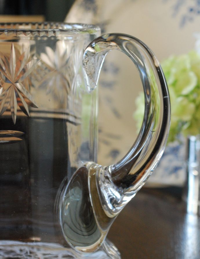 フラワーベース　アンティーク雑貨　和のインテリアにも合うクリアガラスのピッチャー、アンティークプレスドグラス。カッティングが華やかなので光が当たるとキラキラ輝きます。(pg-3296)