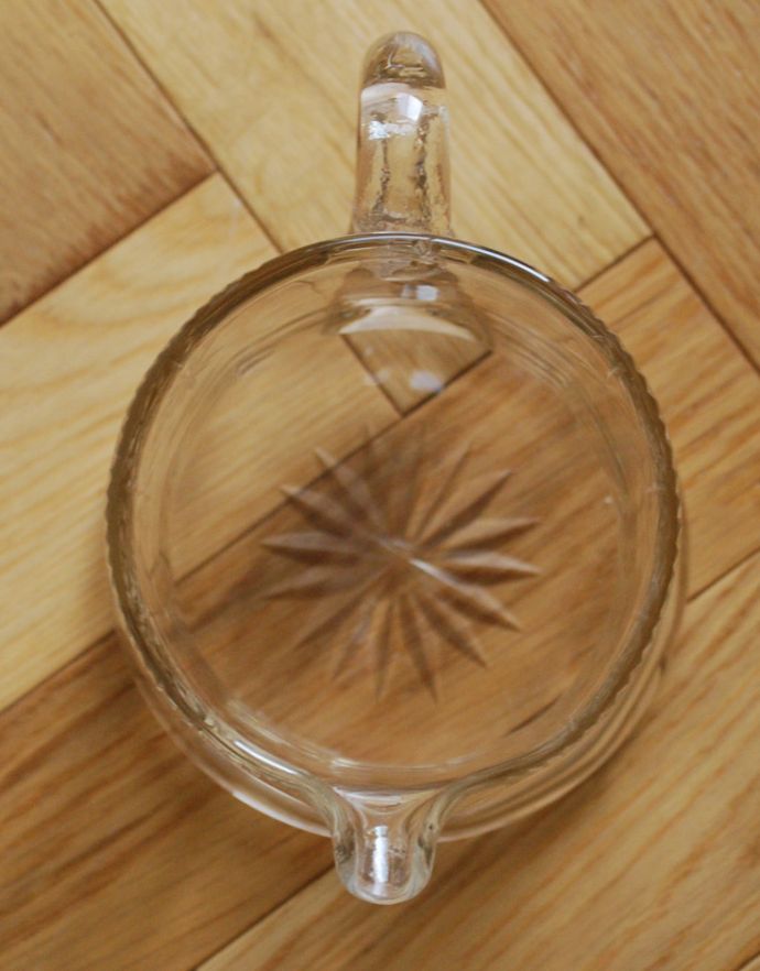 フラワーベース　アンティーク雑貨　和のインテリアにも合うクリアガラスのピッチャー、アンティークプレスドグラス。上から見るとこんな感じです。(pg-3296)