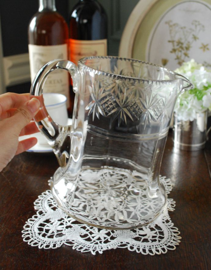 フラワーベース　アンティーク雑貨　和のインテリアにも合うクリアガラスのピッチャー、アンティークプレスドグラス。持ちやすい取っ手付き。(pg-3296)