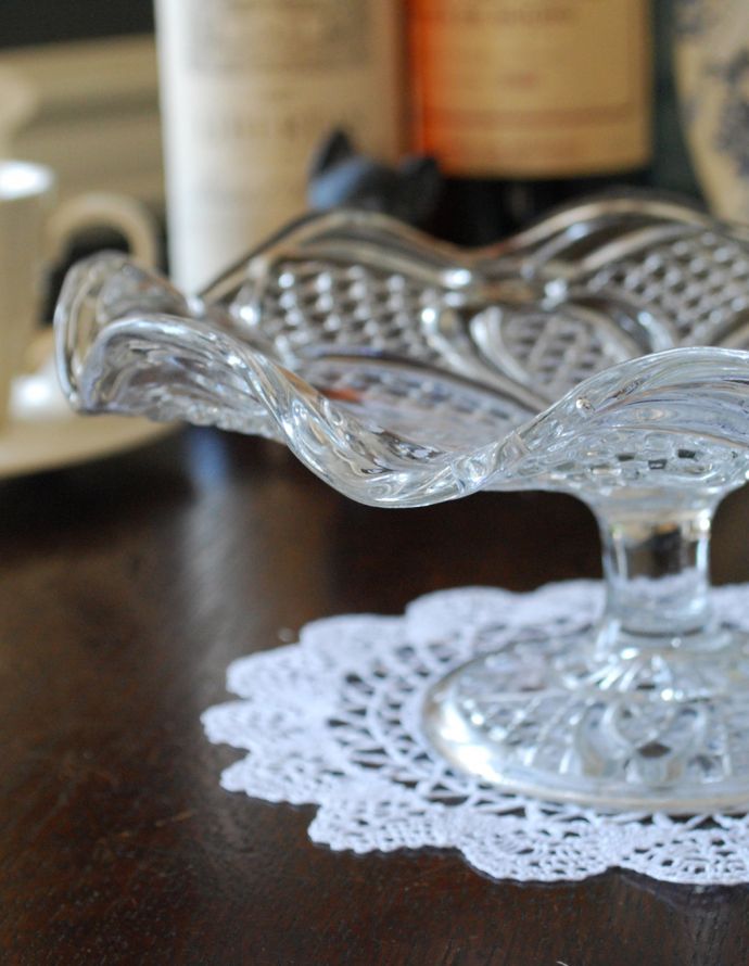 プレート、ケーキスタンド　アンティーク雑貨　可憐なデザインが美しいガラスのコンポート、ケーキスタンド（プレスドグラス）。アンティークのため、多少の欠け・傷がある場合がありますが、使用上問題はありませんので、ご了承下さい。(pg-3297)