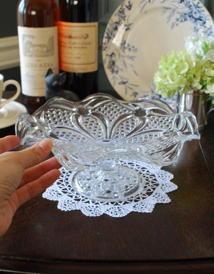 プレート、ケーキスタンド　アンティーク雑貨　可憐なデザインが美しいガラスのコンポート、ケーキスタンド（プレスドグラス）。アクセサリートレーやパンやお菓子のトレーなど使い方いろいろ！。(pg-3297)