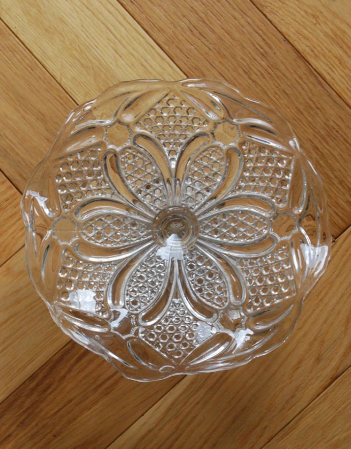 プレート、ケーキスタンド　アンティーク雑貨　可憐なデザインが美しいガラスのコンポート、ケーキスタンド（プレスドグラス）。上から見るとこんな感じです。(pg-3297)
